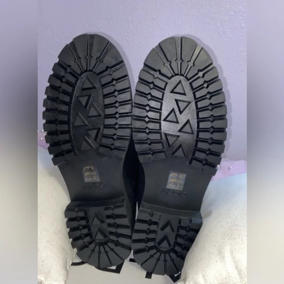 (SOLD)ALDO NWT BLACK WITH SILVER SPARKLE CUTE FOR FALL BOOTS - Picture 6 of 8